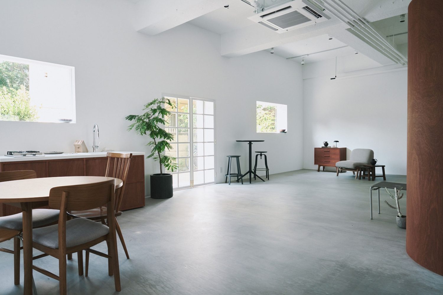 南向きの窓から光が差し込む明るい全景