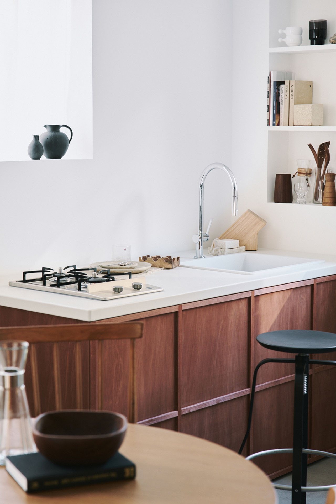 壁面収納と可動式キッチンの組み合わせ