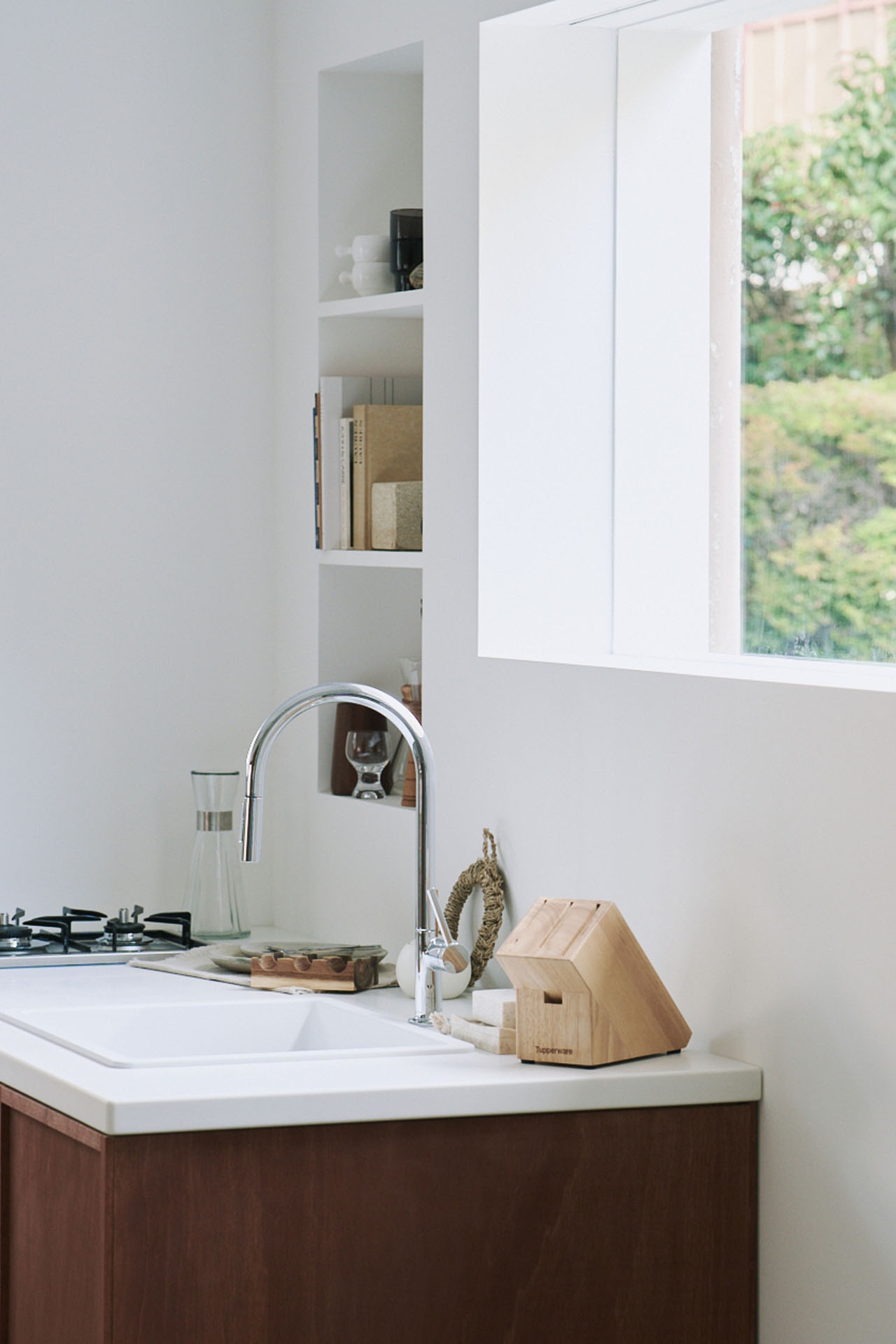 窓枠から自然光が差し込む撮影空間