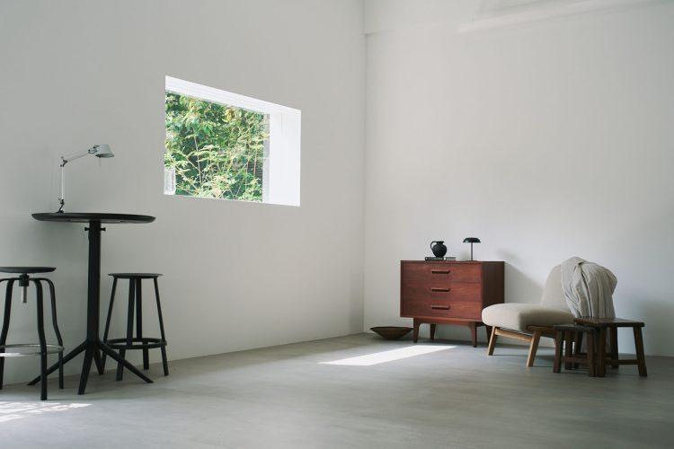 窓から緑が覗く撮影エリア