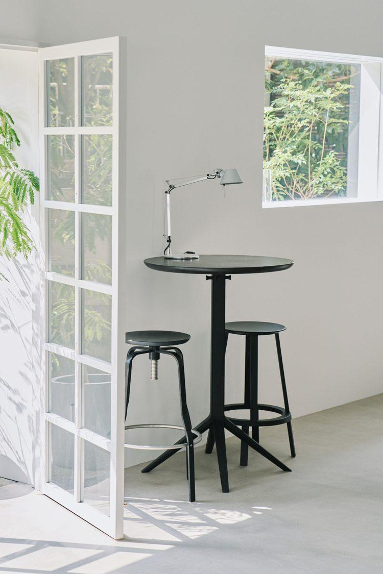 ハイスツールとテーブルでカフェ風の撮影も