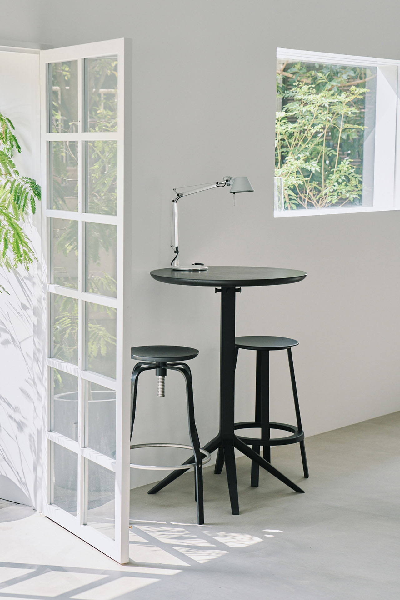 ハイスツールとテーブルでカフェ風の撮影も