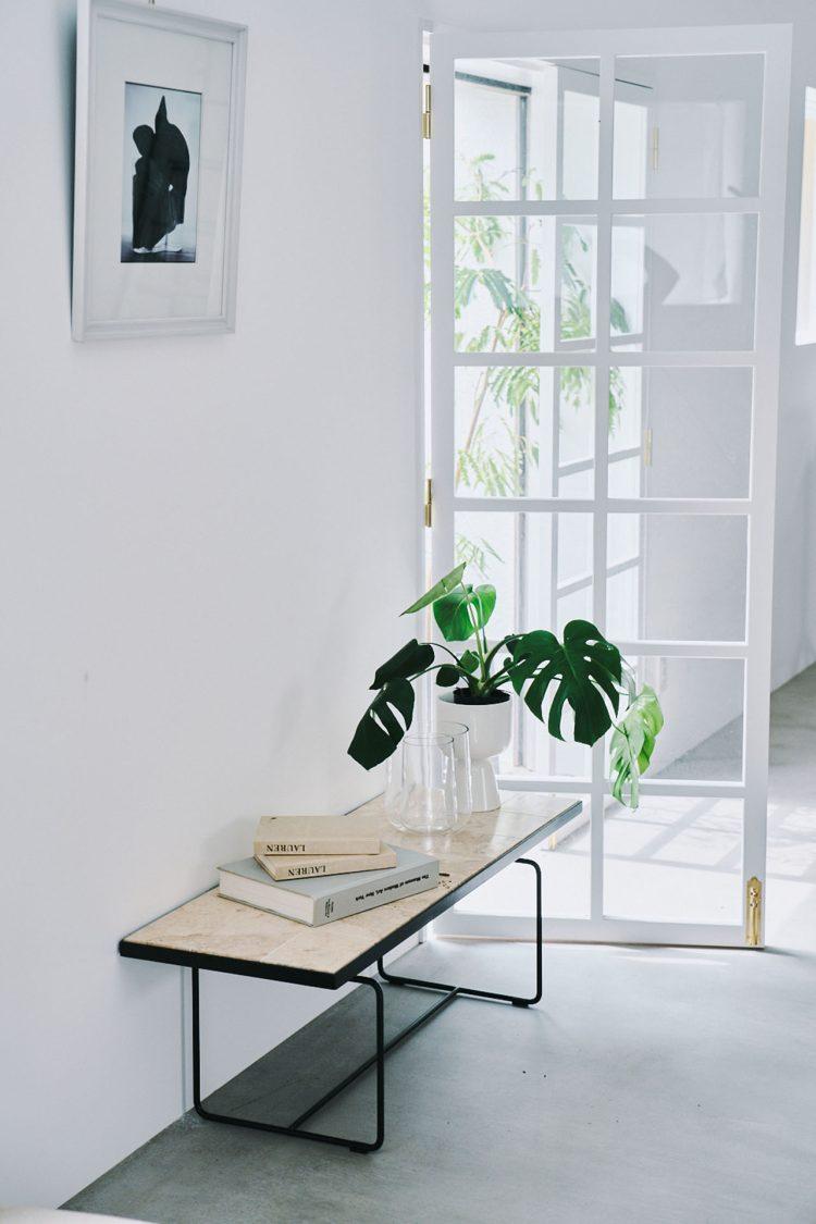 南側の扉とタイルテーブル