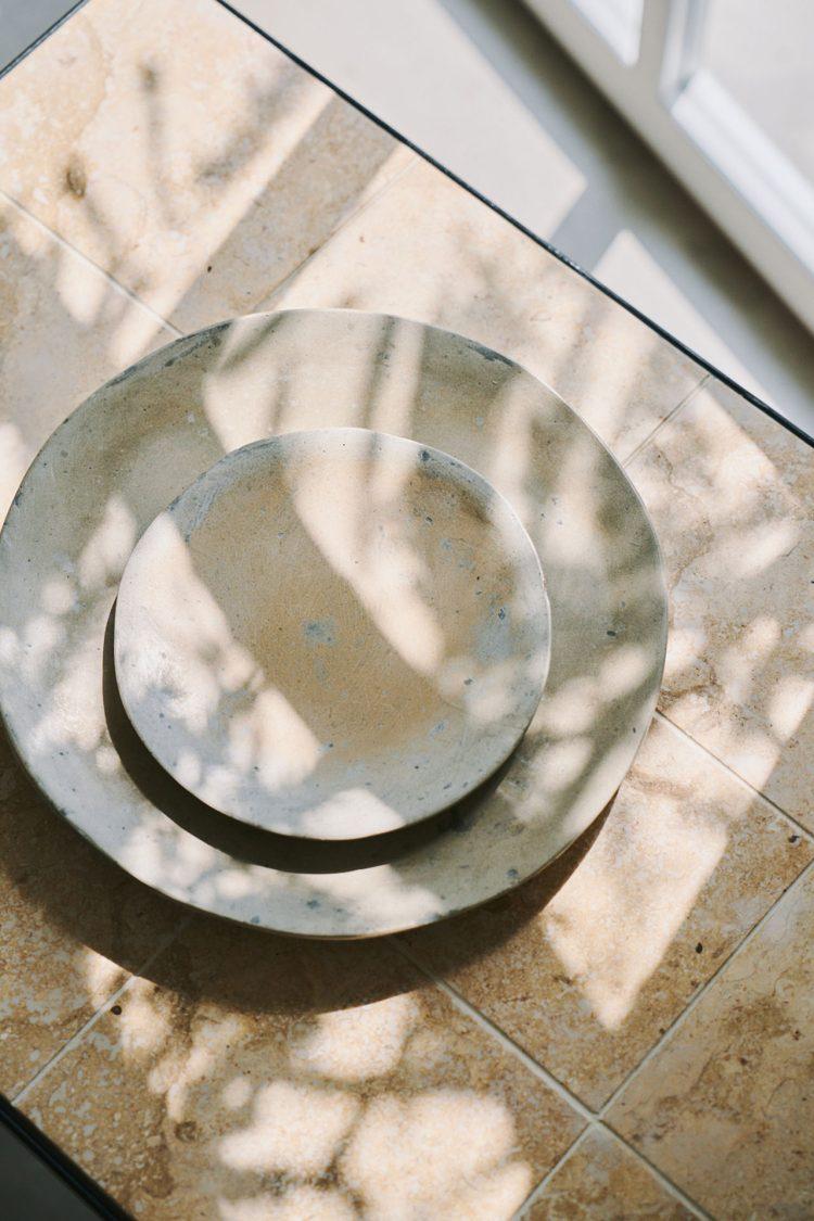 窓枠と木漏れ日の影