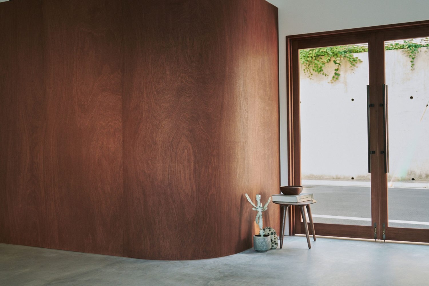 白壁と木のアール壁が映えるワンフロア空間