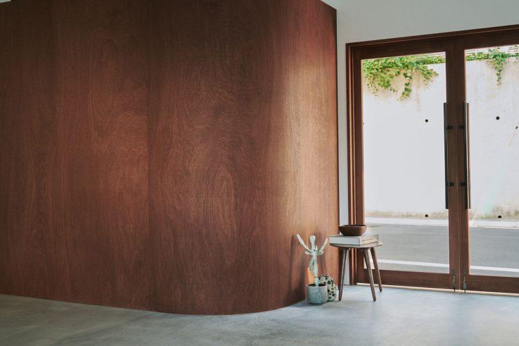 白壁と木のアール壁が映えるワンフロア空間