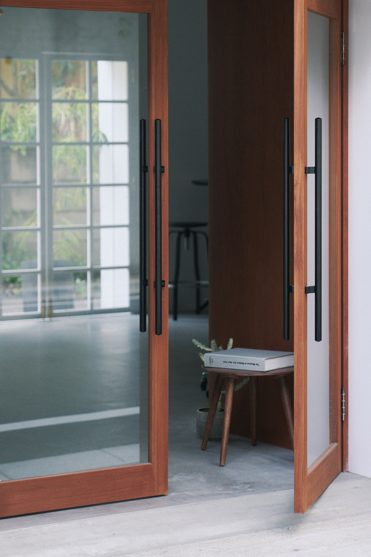 外からカフェの入口風の撮影も