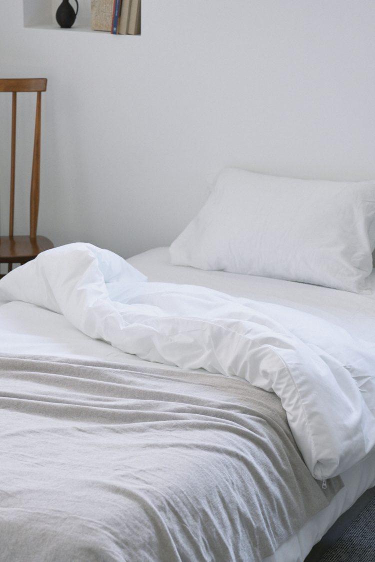 高めの窓から光が降り注ぎます