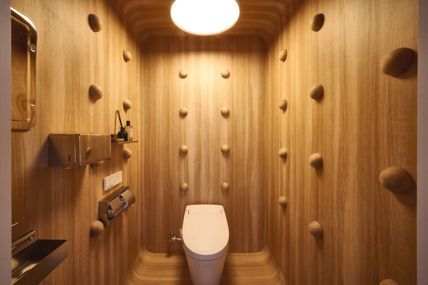 凹凸のある壁が印象的なトイレ