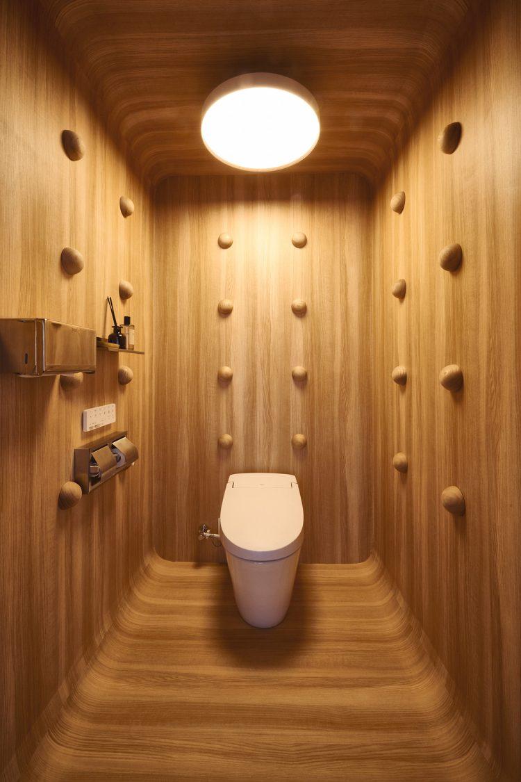 天井や床まで同じ素材で統一された空間