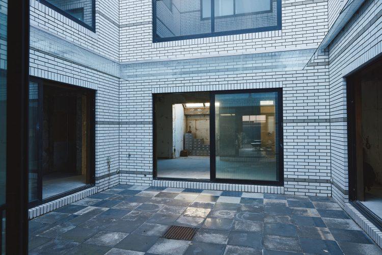 中庭:白壁と古びた白黒タイル