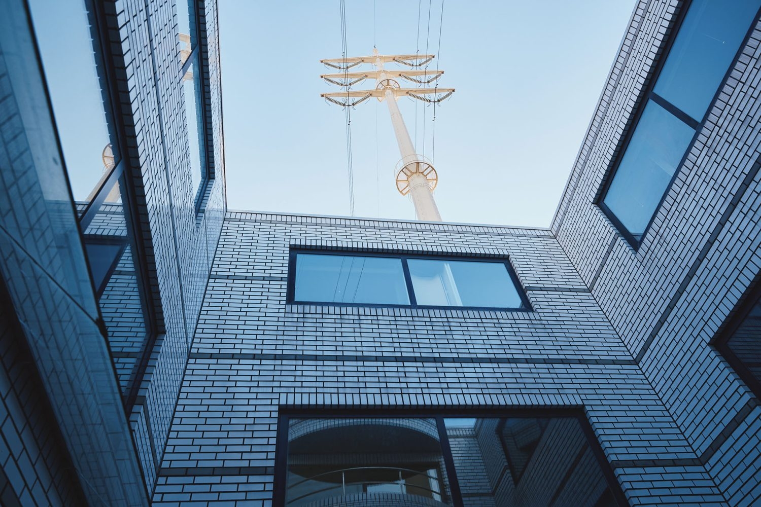 中庭:空抜け、鉄塔が見える