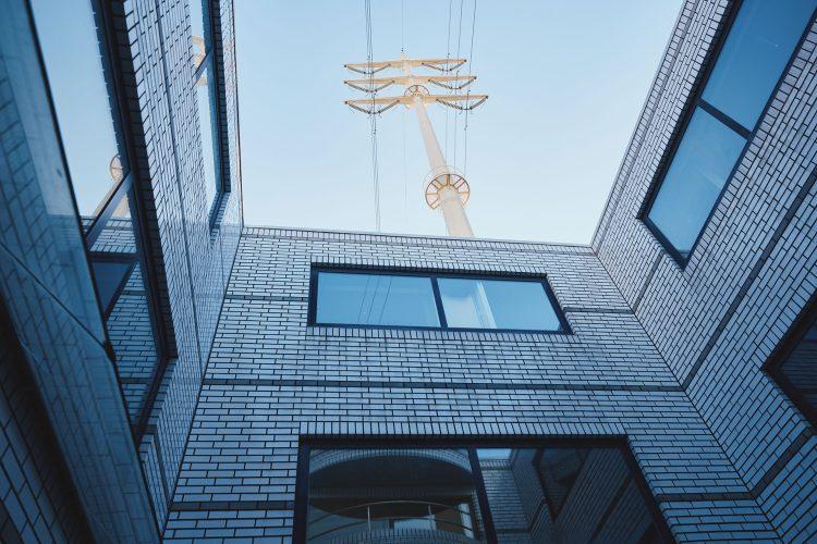 中庭:空抜け、鉄塔が見える