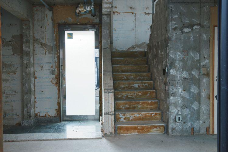 1F:正面玄関と階段