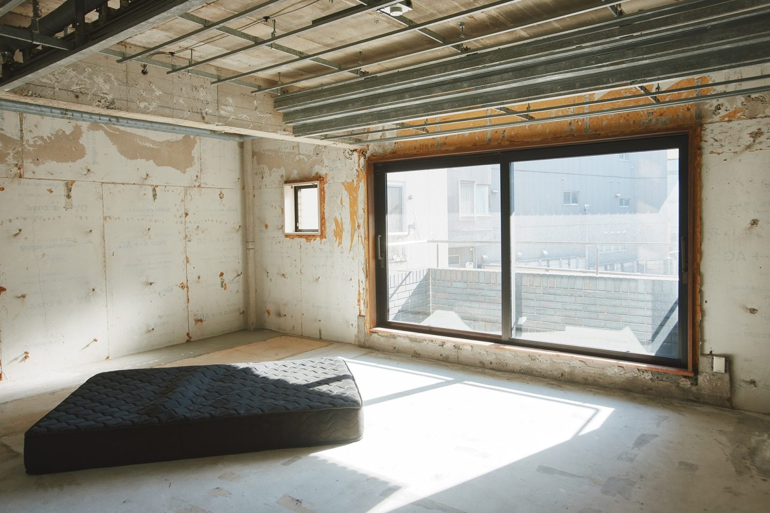 2F:E room / 黒いマットレス