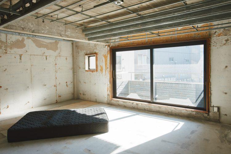 2F:E room / 黒いマットレス