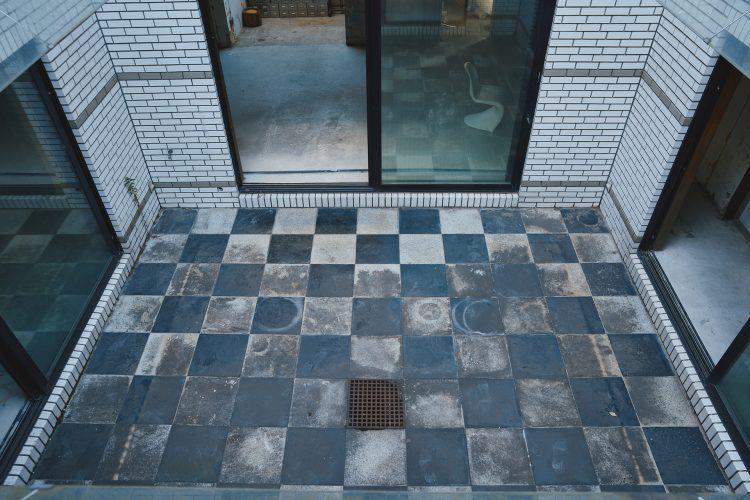 2F:窓から1F中庭に向けて