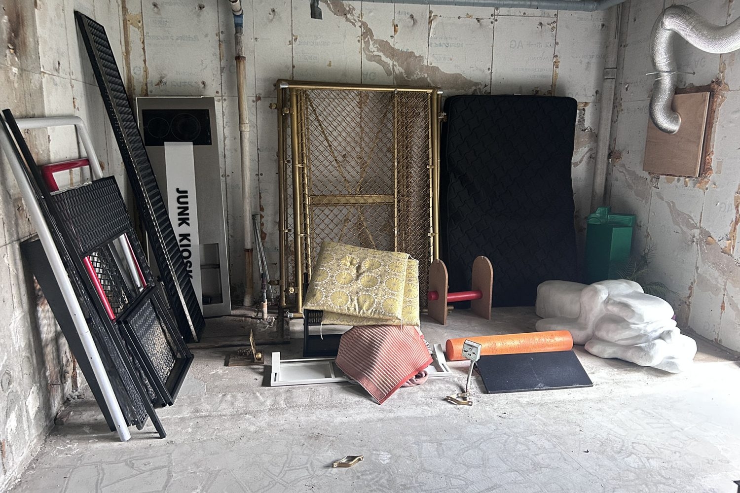 1F:C room / 資材やプロップなど