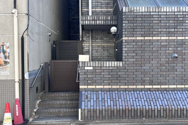 裏側搬入場所