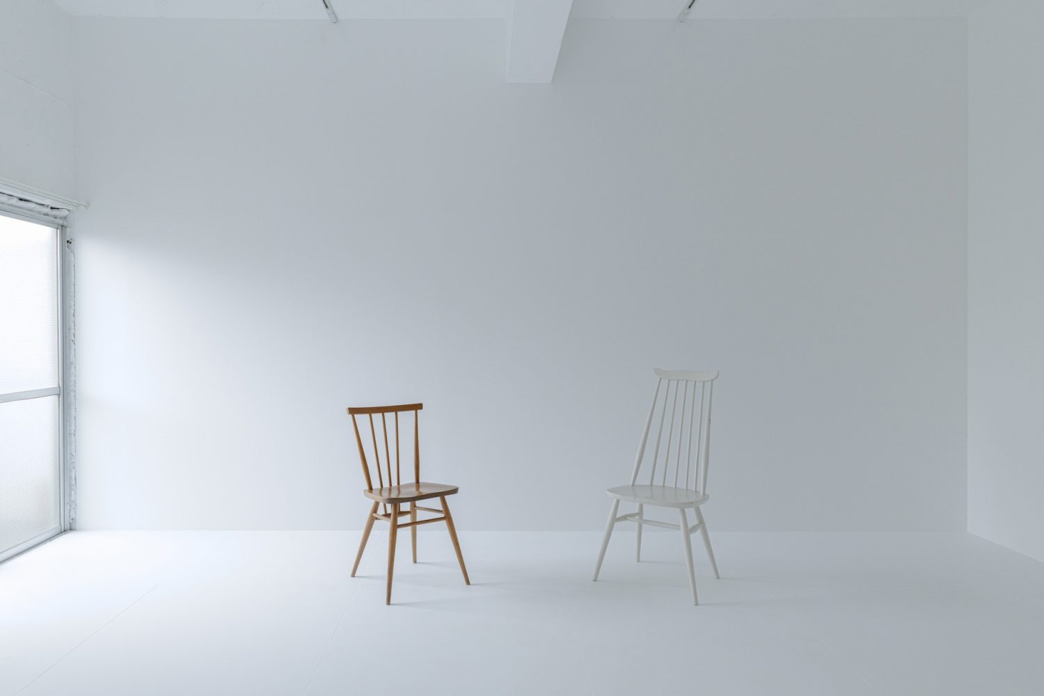 自然光の入る白壁白床のホワイトスペース