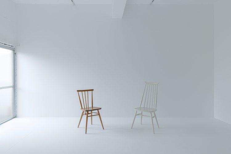 自然光の入る白壁白床のホワイトスペース