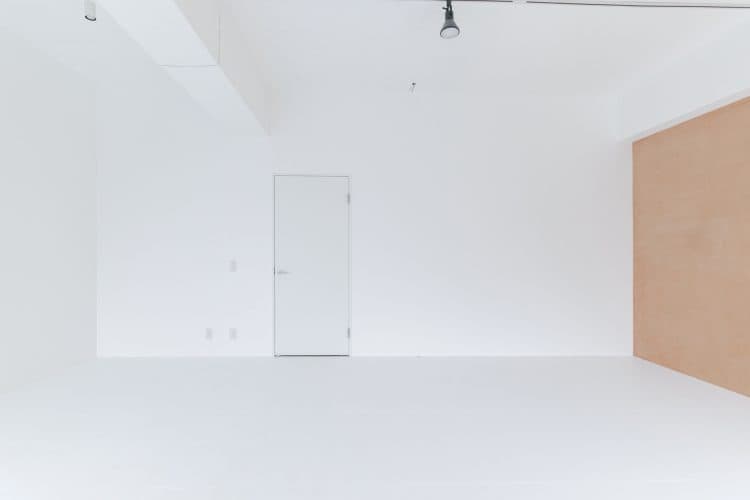 白壁とカラー壁のコントラストを活かして撮影可能