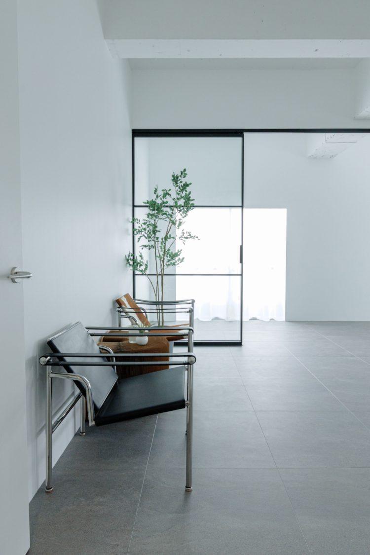 スライドスクリーンを利用して奥行き感のある撮影も