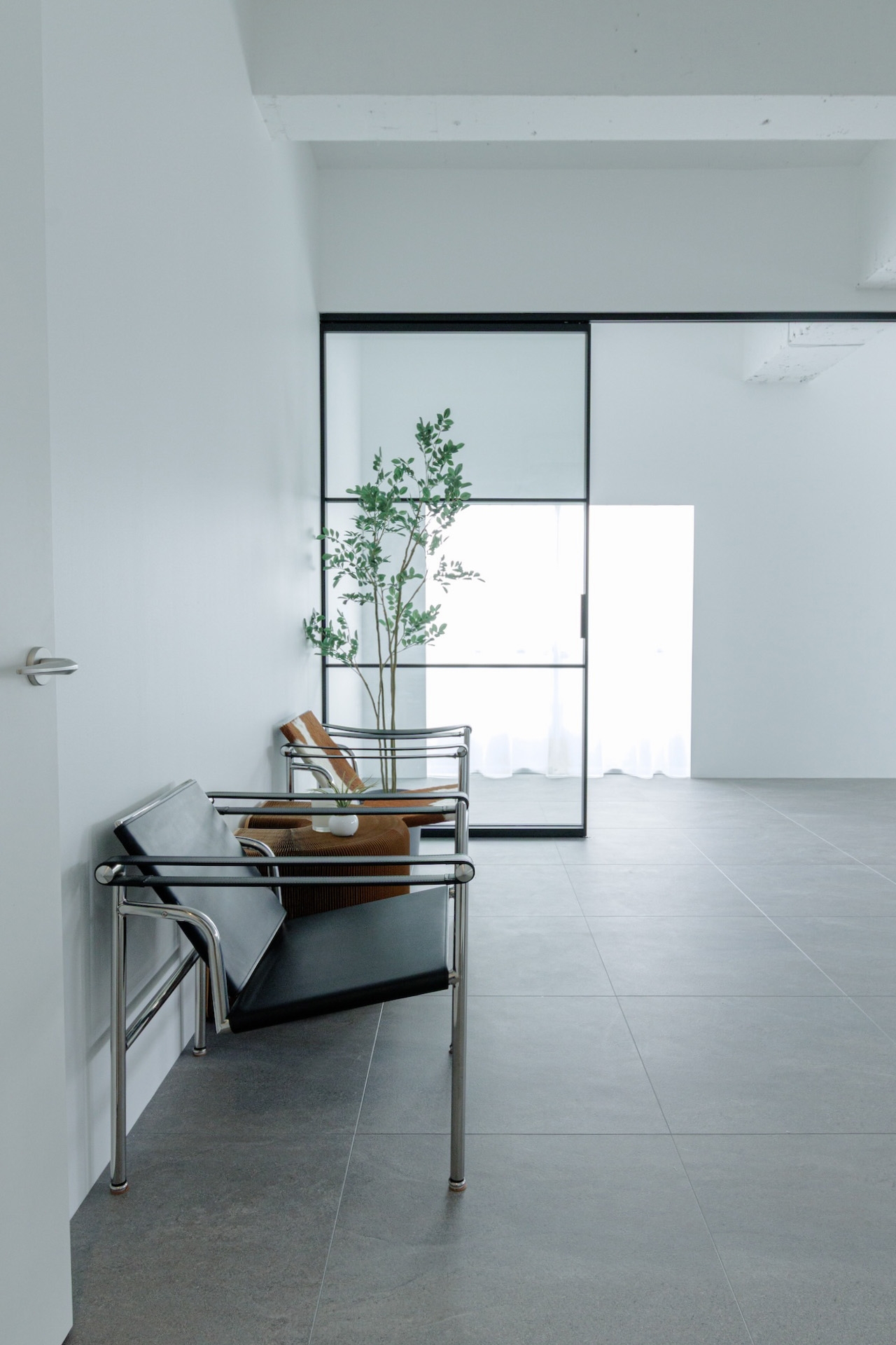 スライドスクリーンを利用して奥行き感のある撮影も