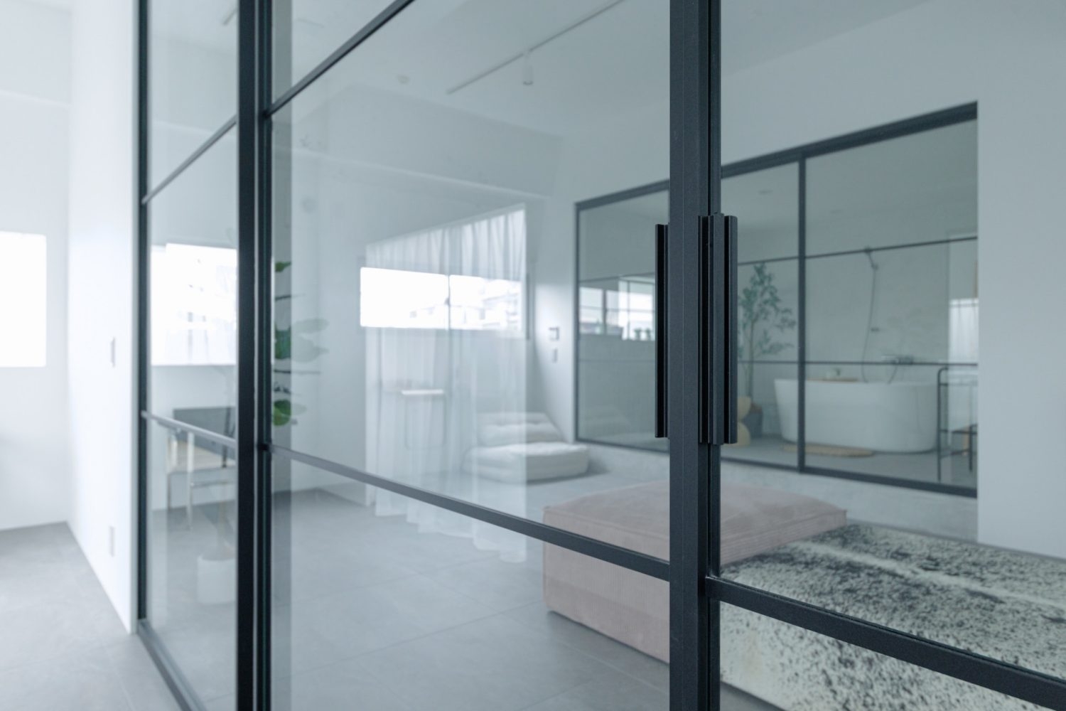 空間を引き締める黒フレームのスライドスクリーン