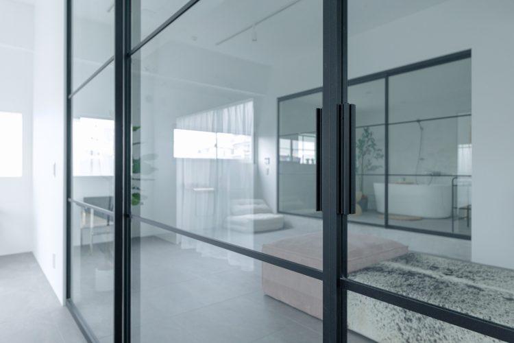 空間を引き締める黒フレームのスライドスクリーン