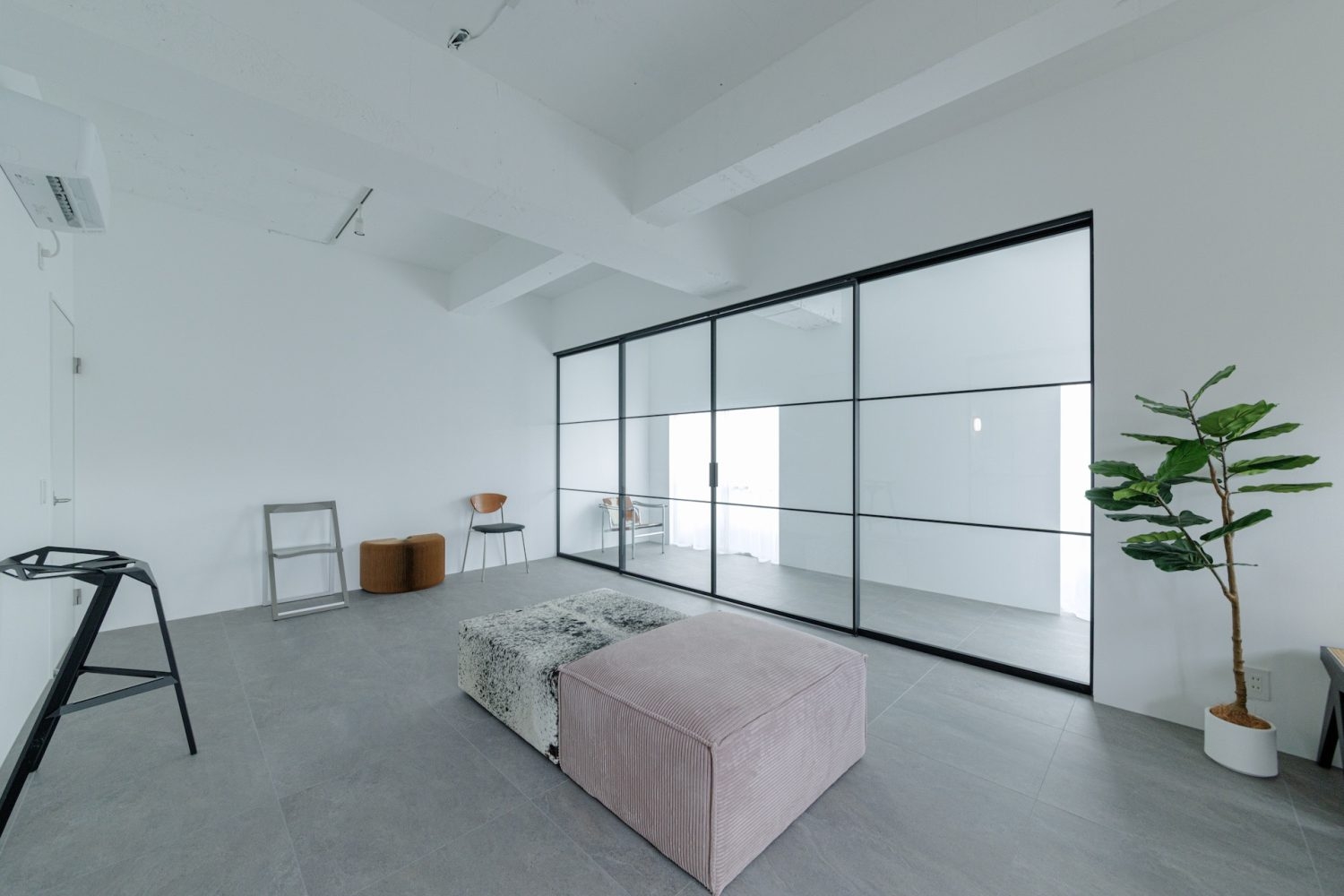 南・西向きの2面彩光で光の回る明るいメイン空間