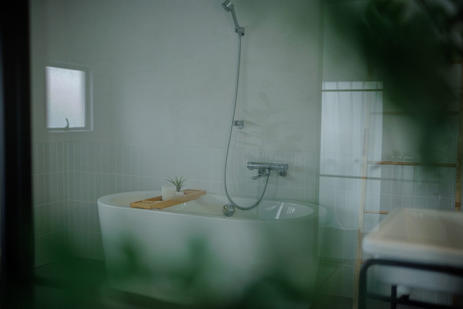 ガラス張りのゆとりあるバスルーム