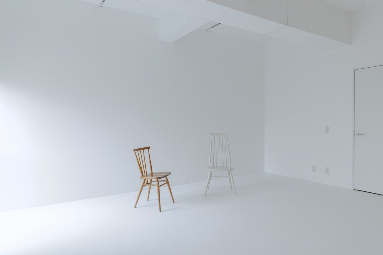 壁や床、天井までもが白く光が反射し明るい空間