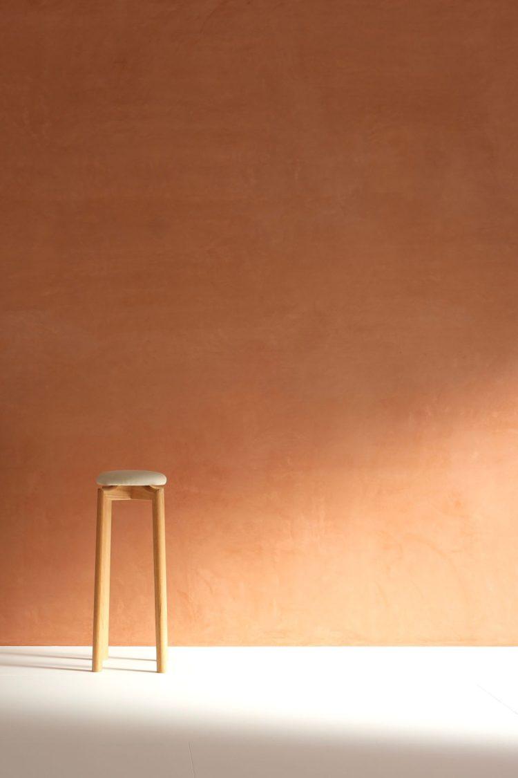 光に照らされることで表情が変化する造作ウォール