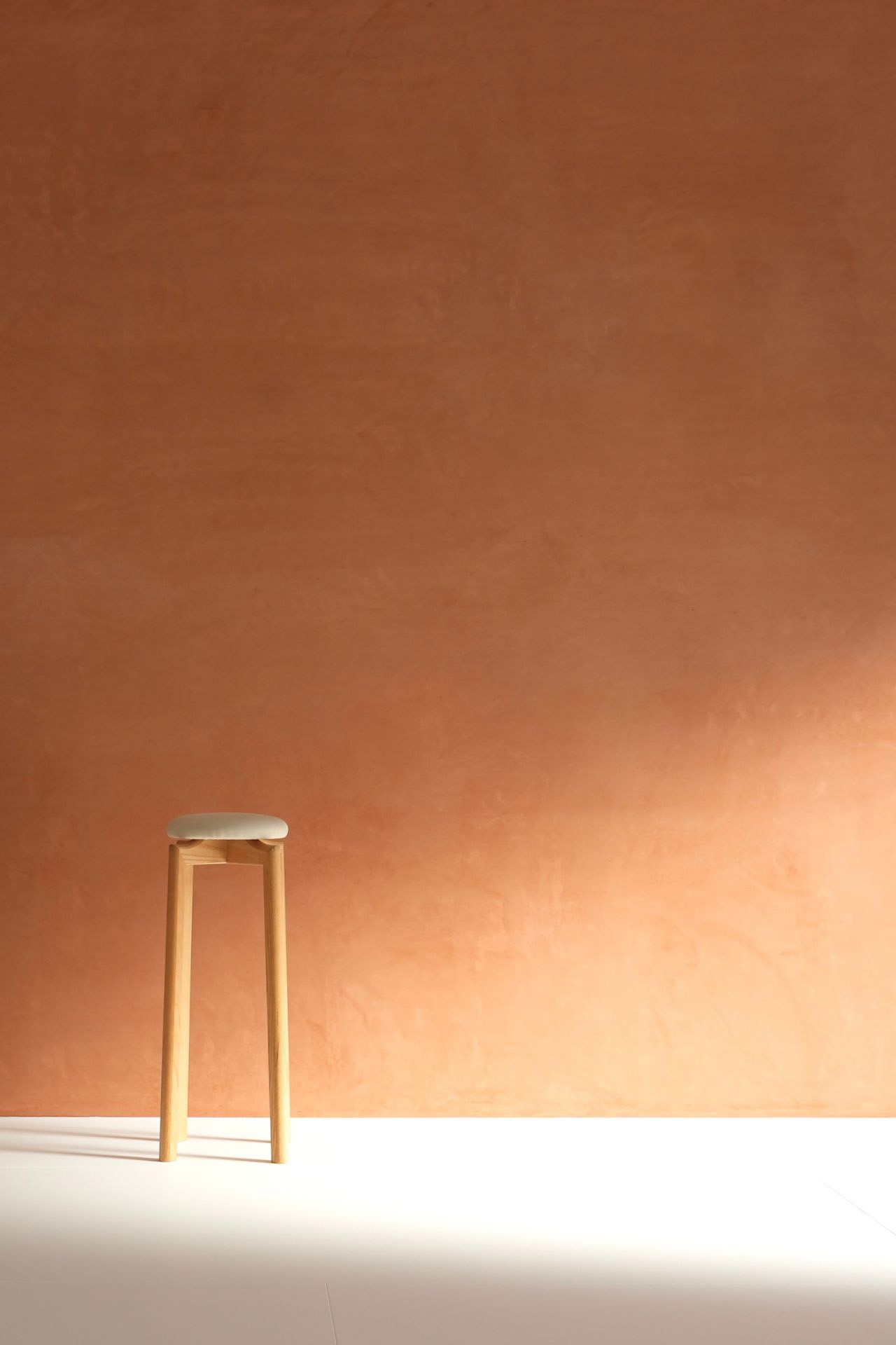 光に照らされることで表情が変化する造作ウォール