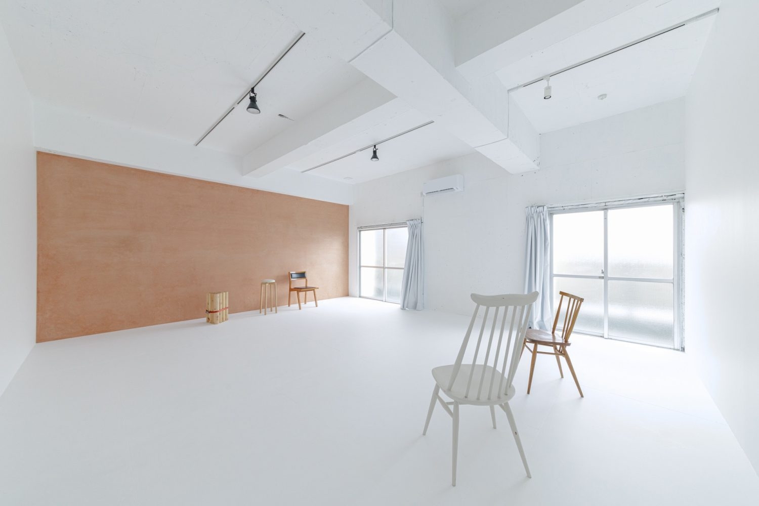 すりガラスを通して入るやさしい自然光