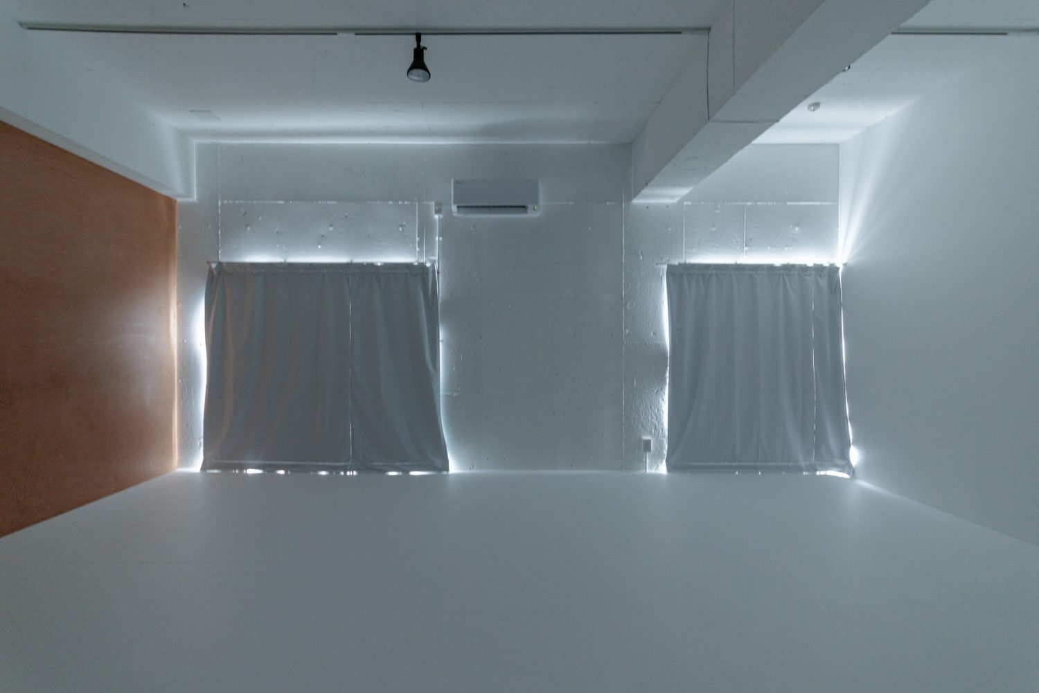 窓はカーテンで遮光しライティングでの撮影も可能