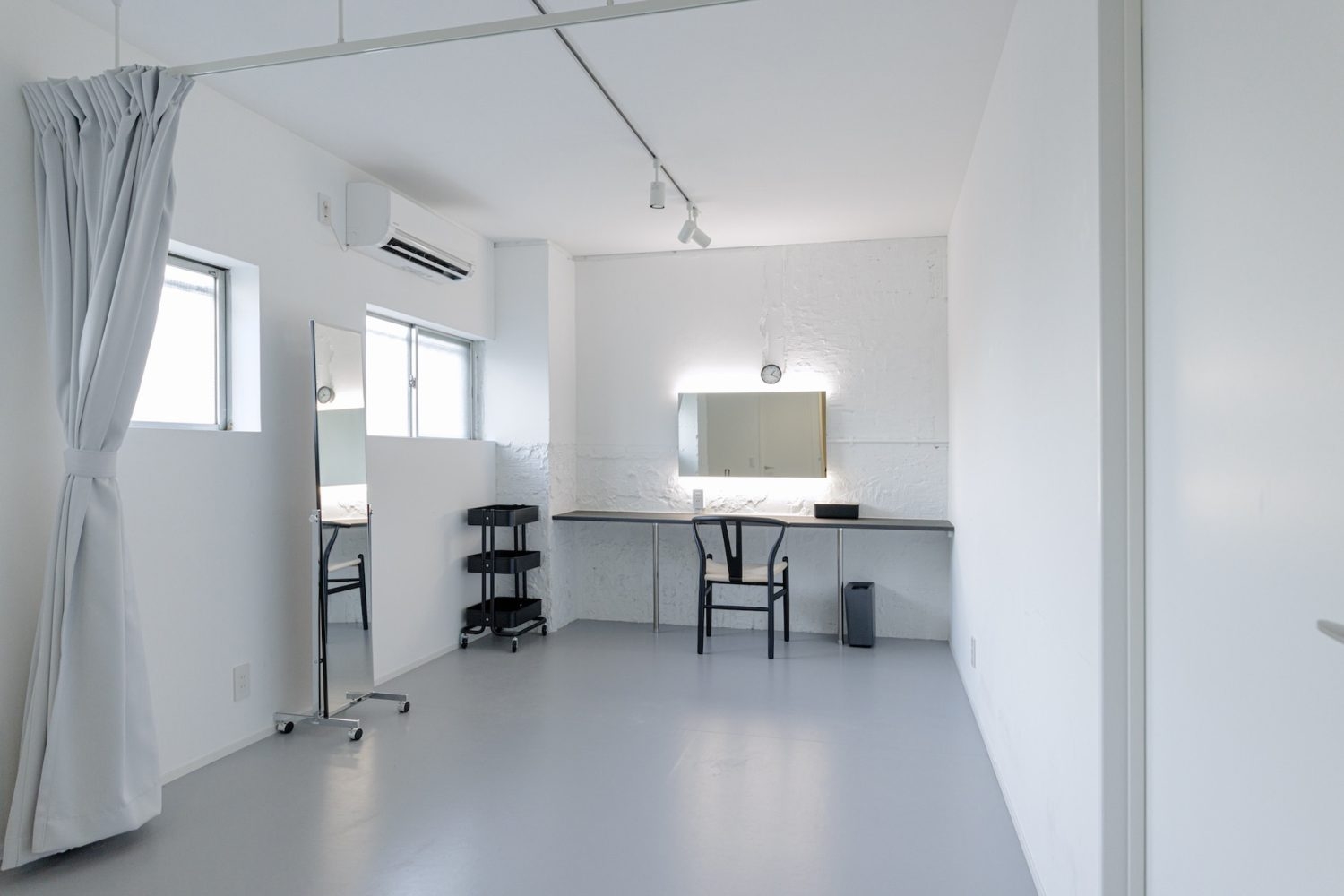 カーテンで仕切れるメイク・フィッティングスペース