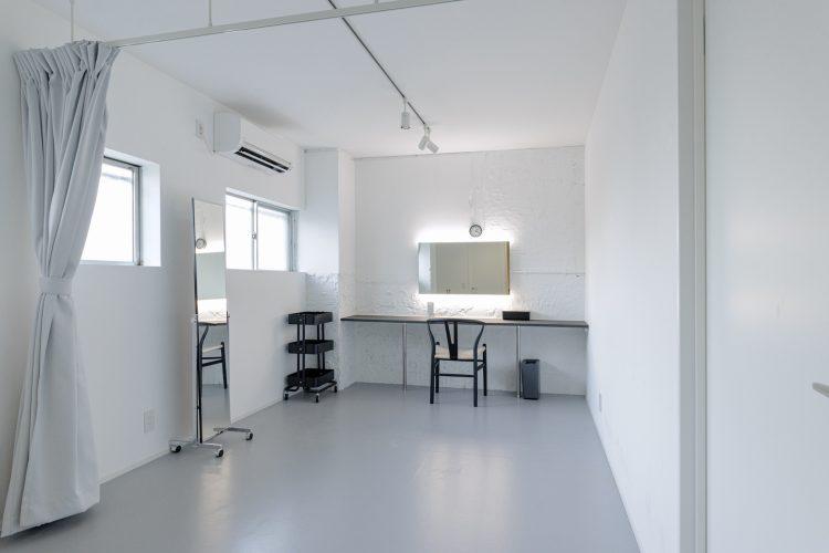 カーテンで仕切れるメイク・フィッティングスペース