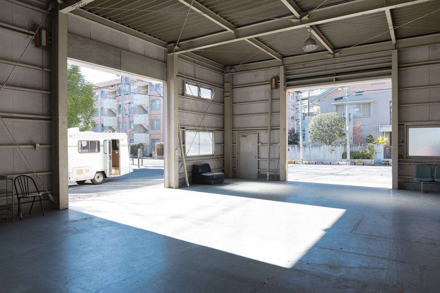 高さ4mの2面シャッターから豊富な自然光