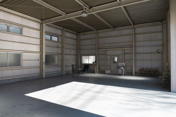 直線的な光が差し込むスタジオ内