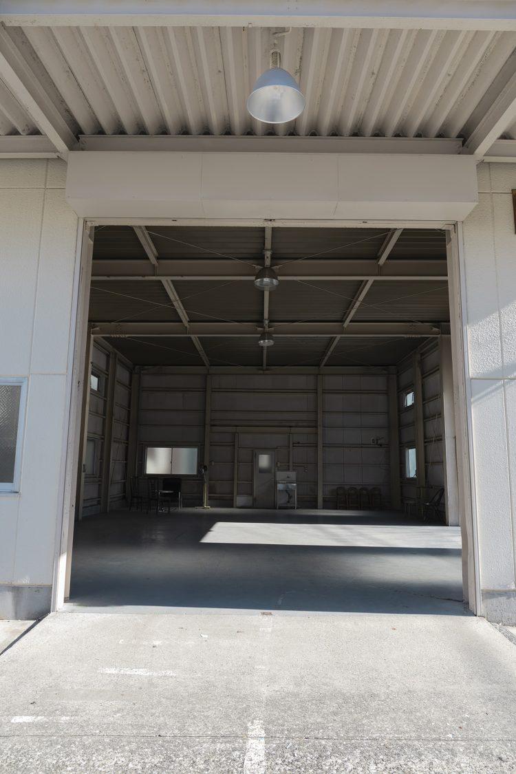 シャッター上部には屋根あり