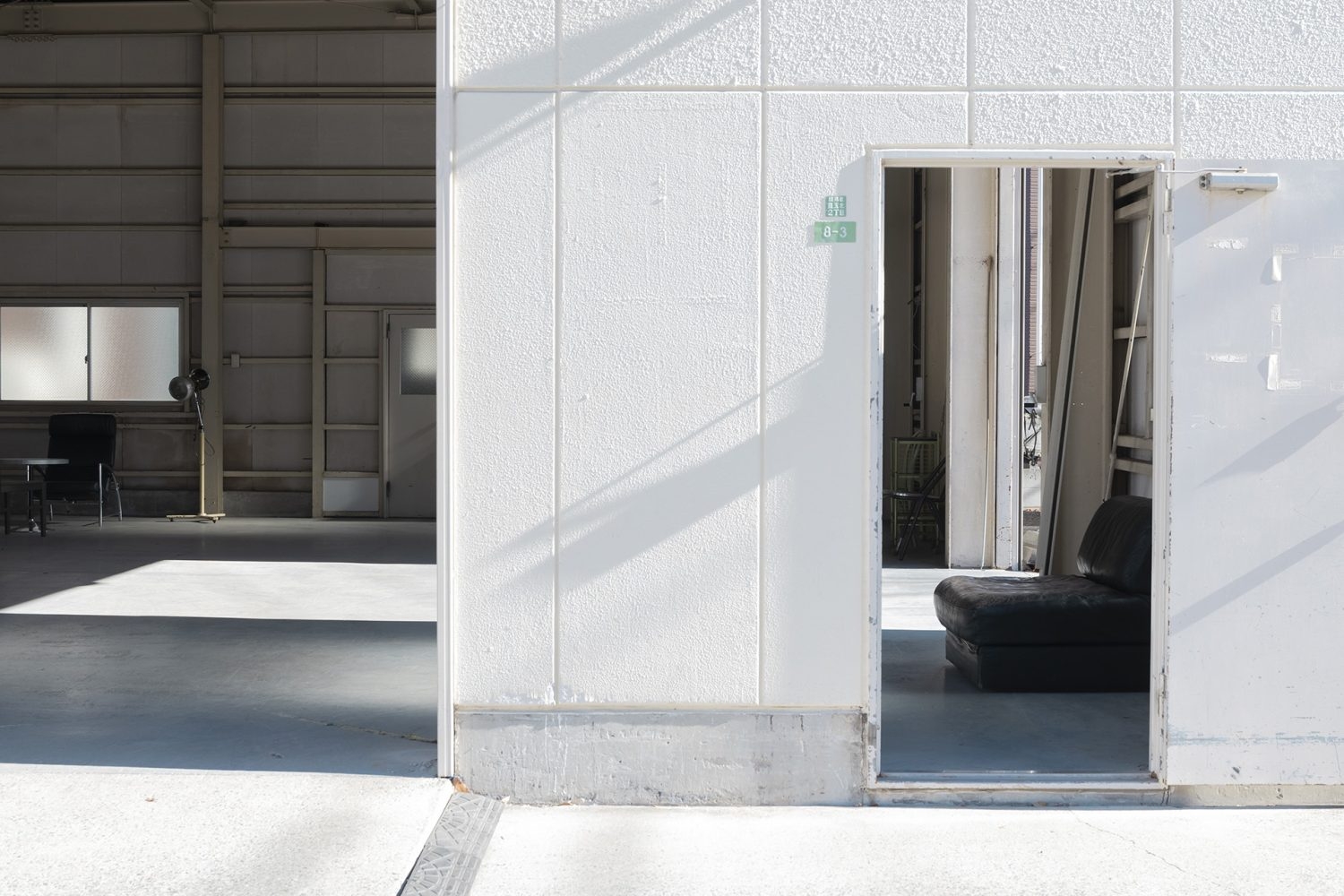 外観の白壁 屋外のような屋内