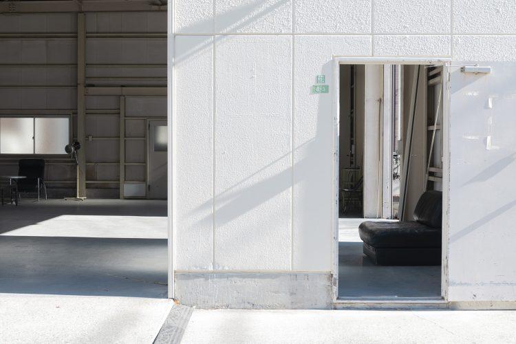 外観の白壁 屋外のような屋内