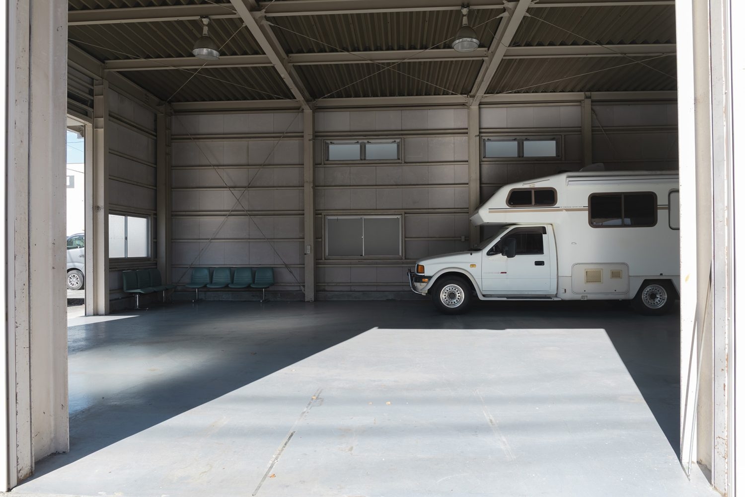 4tトラックや大型車も入る倉庫