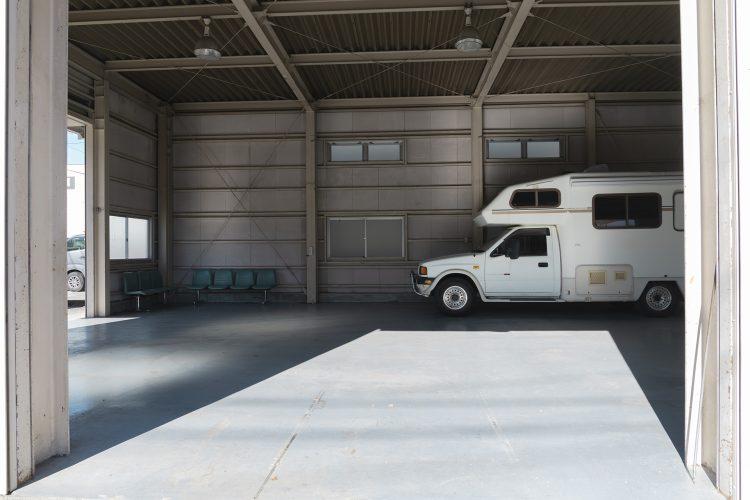 4tトラックや大型車も入る倉庫