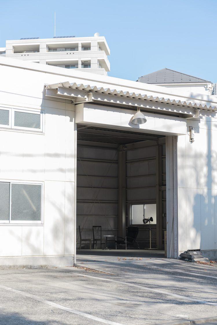 段差なしで駐車場からスタジオへ直接搬入