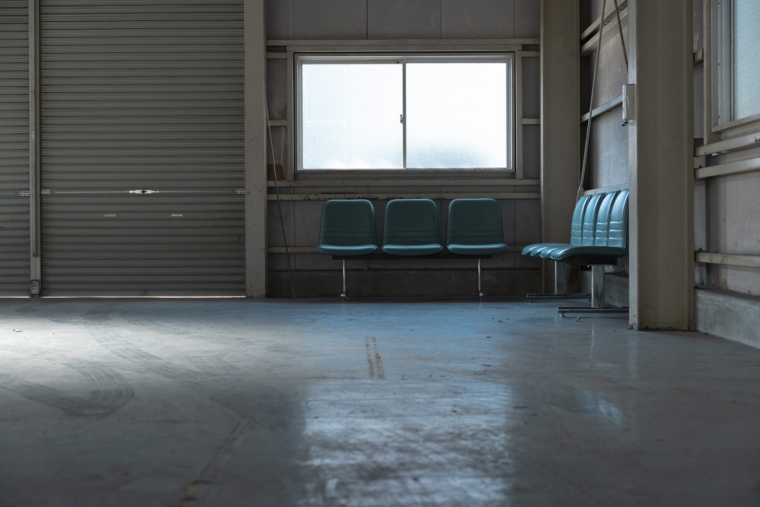 ブルーグリーンのベンチ