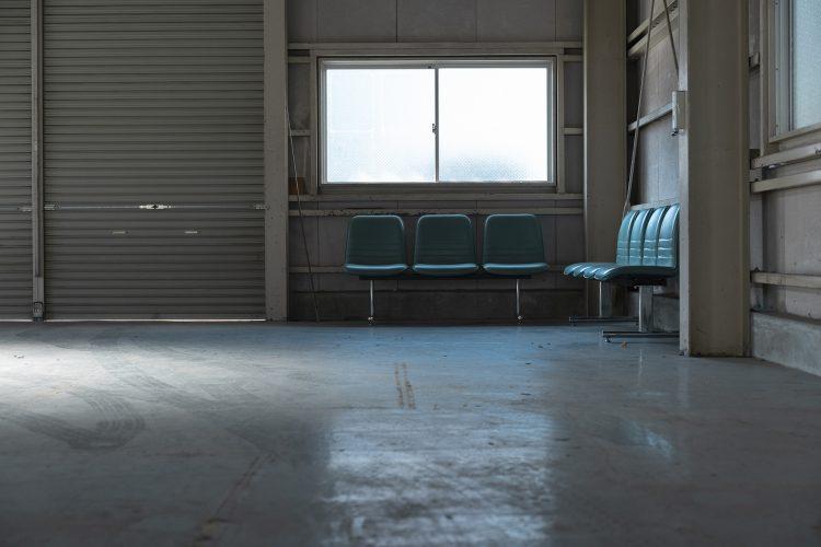 ブルーグリーンのベンチ