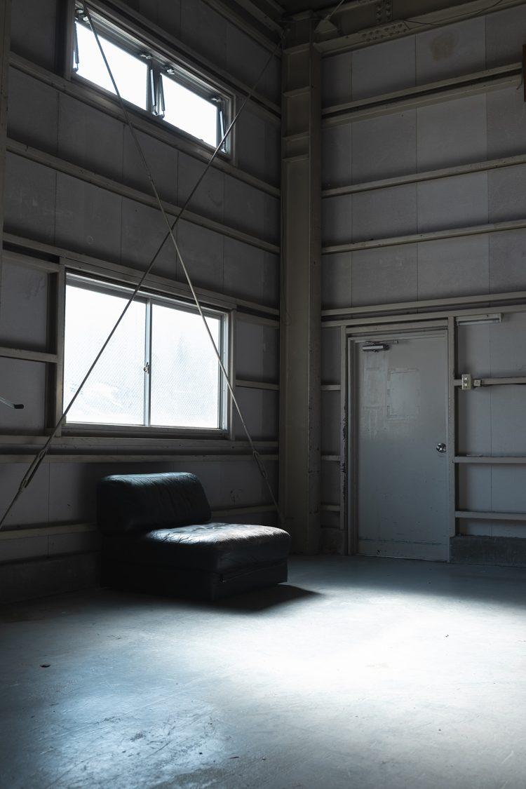 シャッターを閉めて窓からのやわらかい光